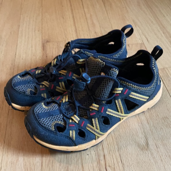 Boys Merrell water sandals. Size 4 - Picture 3 of 7